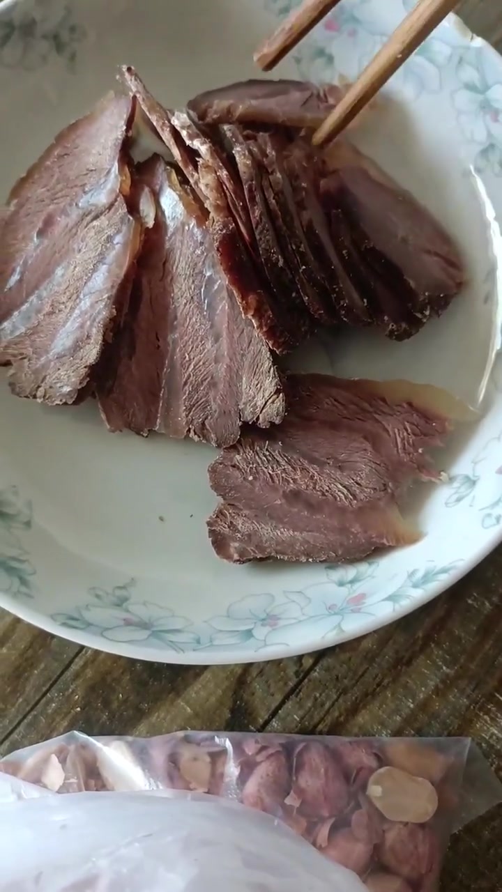 盘中酱牛肉搭配花生蘸料尝鲜香滋味