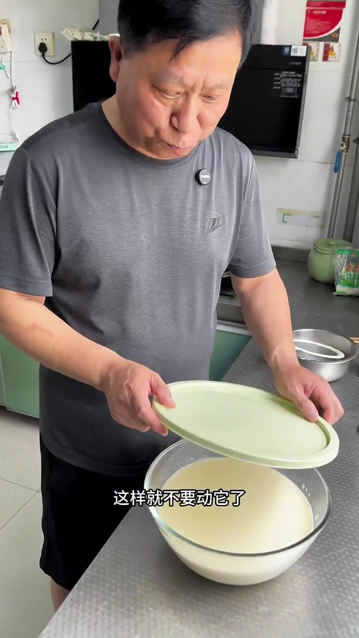 在家做豆腐脑，炸油条，好吃又卫生 #炸油条 #豆腐脑 #老铁解馋大会
