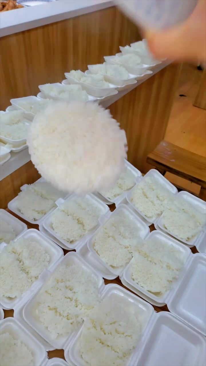 挂碗米饭水和米黄金比例一比一，蒸米四十分钟晾米十分钟即可挂碗 #电大甏肉干饭 #挂碗米饭 