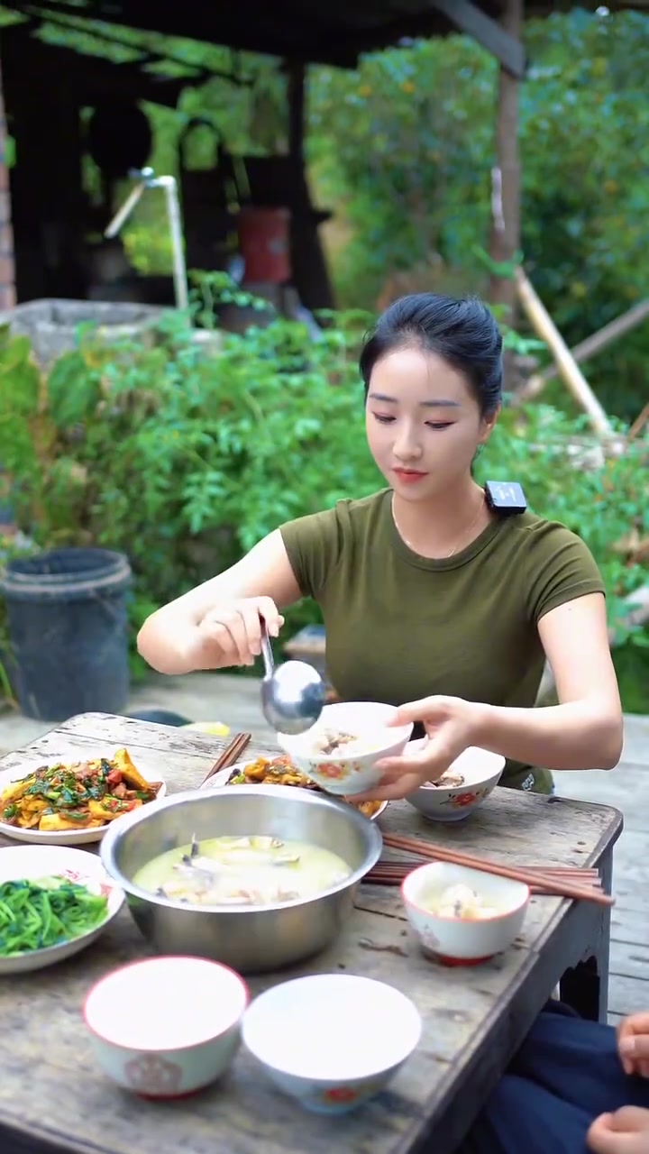 这道板栗猪肚鸡是夏天餐！