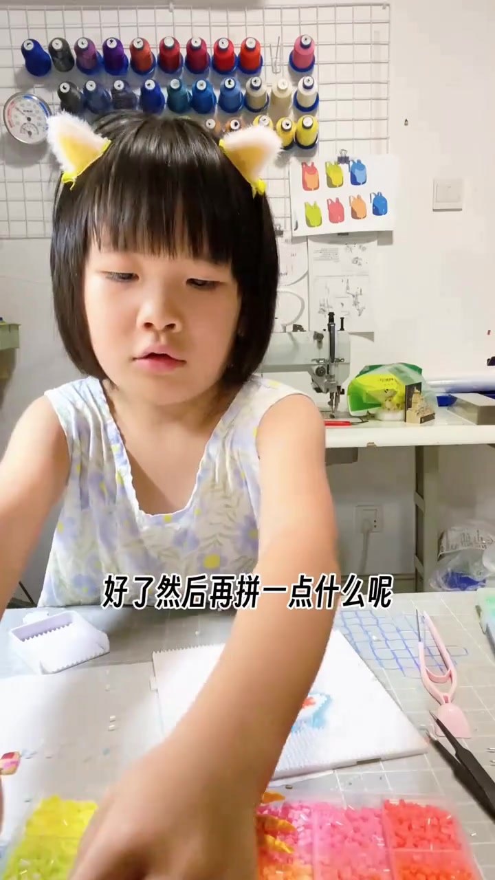 娃玩拼豆不按图纸，随意想象拼小鱼哦