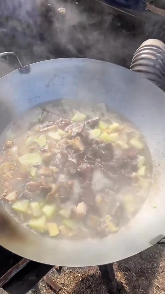 天冷了，还得是吃家乡的杀猪炖菜更热乎