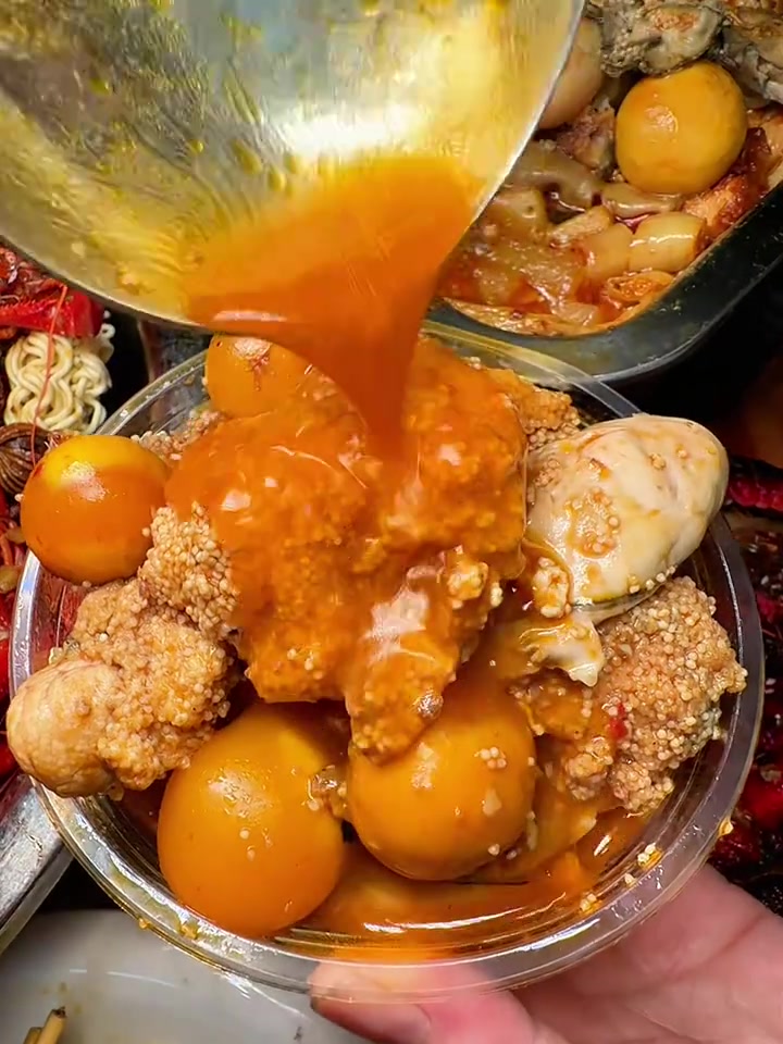 桂林夜宵：鱼籽鱼泡火锅，谁懂这口滋味！