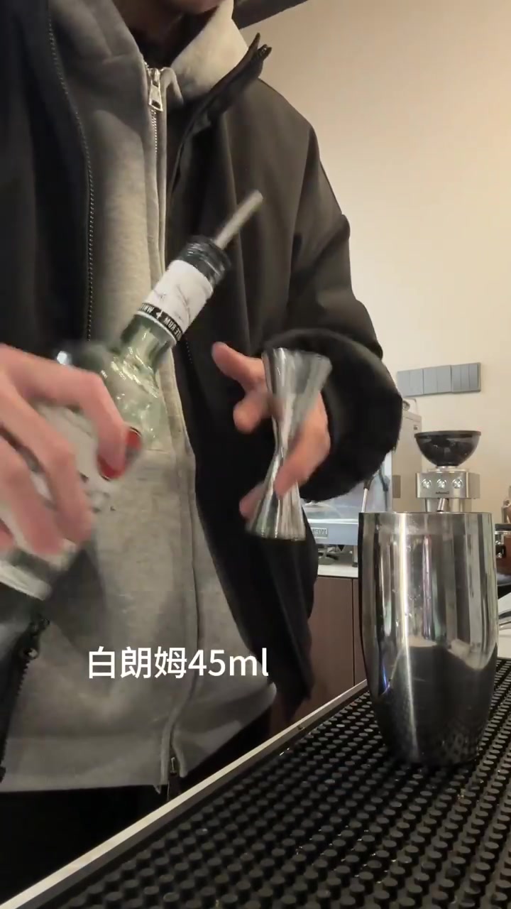 超详细演示白朗姆鸡尾酒制作全过程