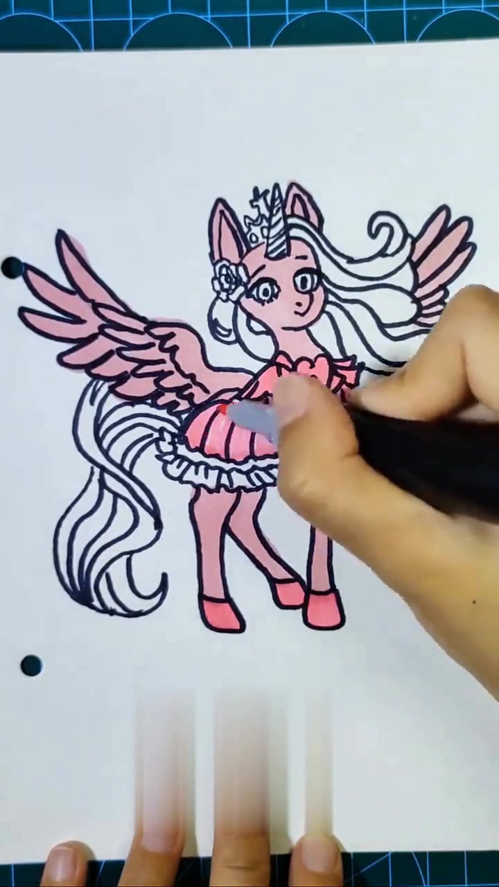 今天，画可爱的彩虹小马简笔画