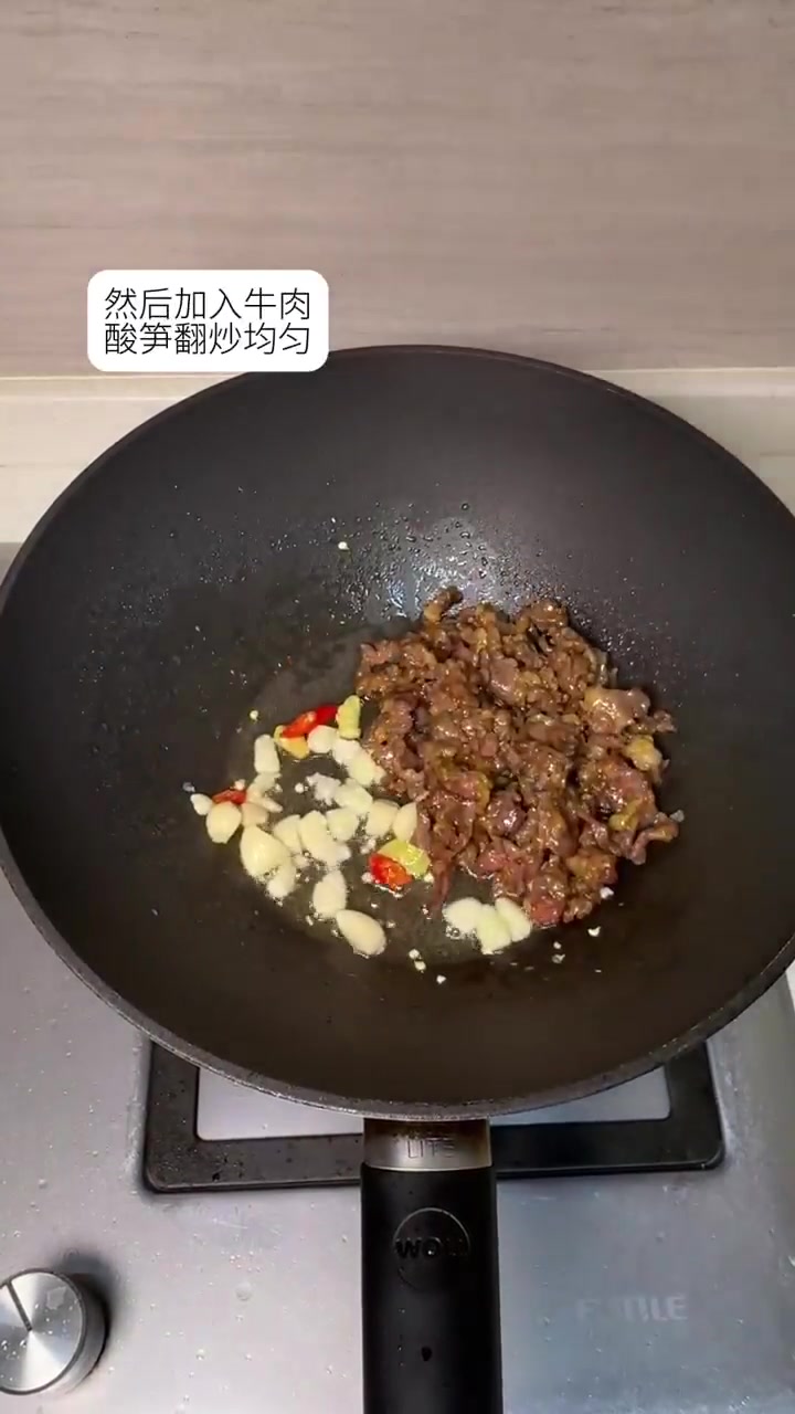 没胃口试试酸笋炒牛肉，酸辣开胃超下饭