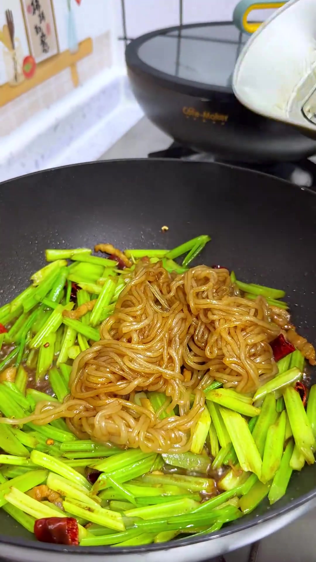 东北家常菜芹菜炒粉，好吃又下饭