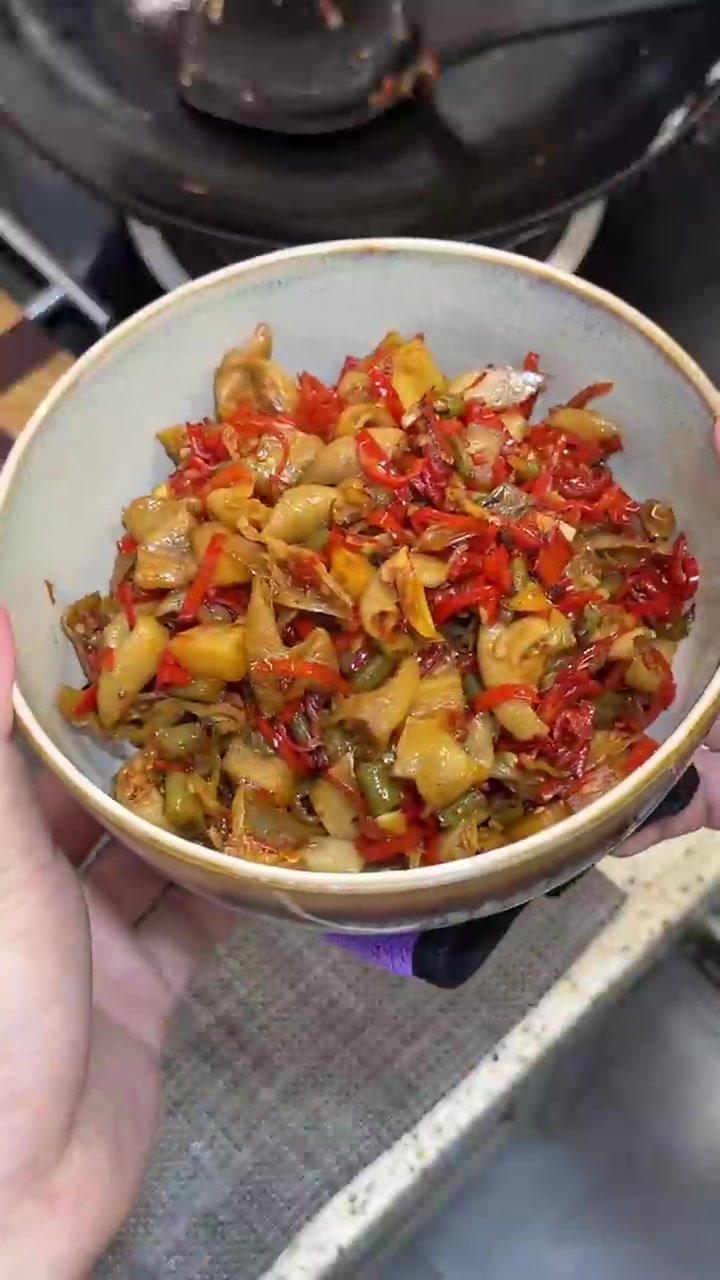 不是我吹，没有一个湖南人可以拒绝这碗酸萝卜炒肥肠