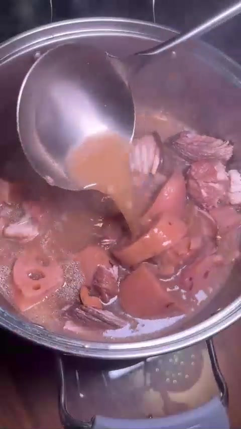秋季靓汤肯定少不了莲藕墨鱼汤，清甜滋润快煲起来