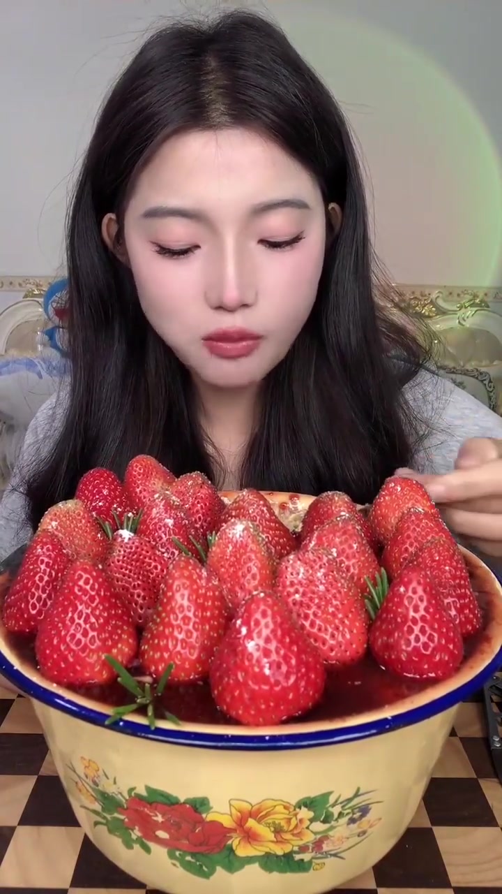 自己选夹心的搪瓷盆草莓蛋糕好吃