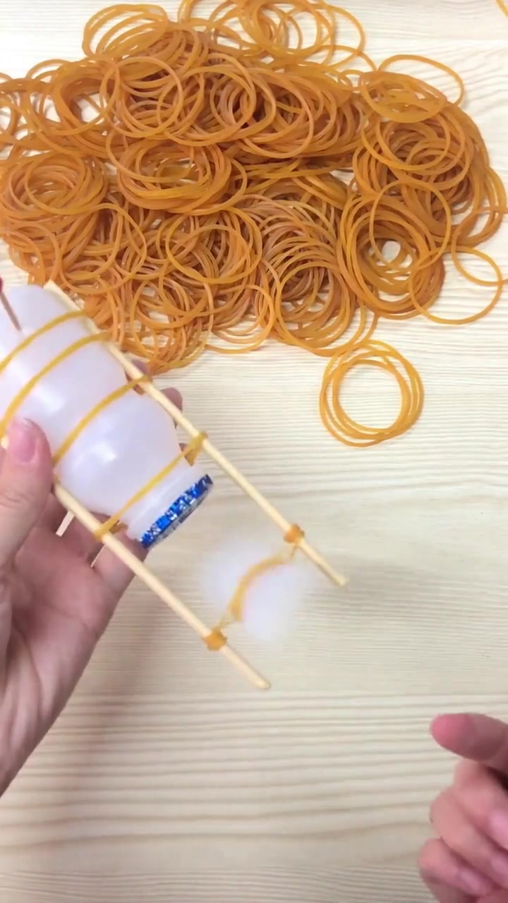 夏天要来了，加几条橡皮筋，用乳酸菌瓶子给小朋友做会动的小船