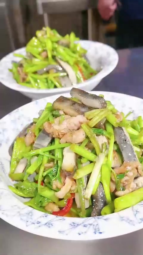 嘎嘎香！腊菜烧大肠日售20份，野芹炒臭干30份，繁昌土菜！