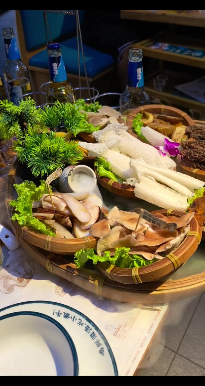 好友结伴出游探店享野生菌火锅美味