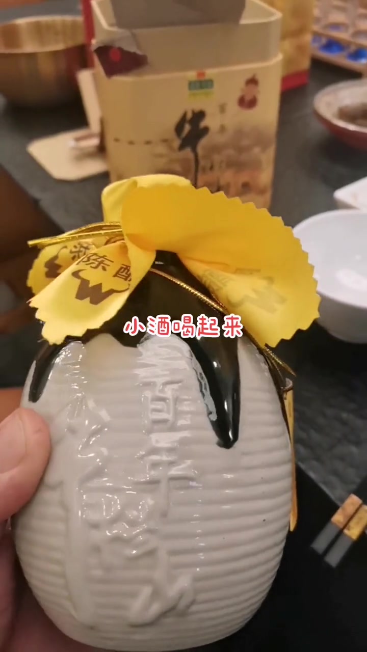 家常美味菜肴制作搭配酒水享用场景