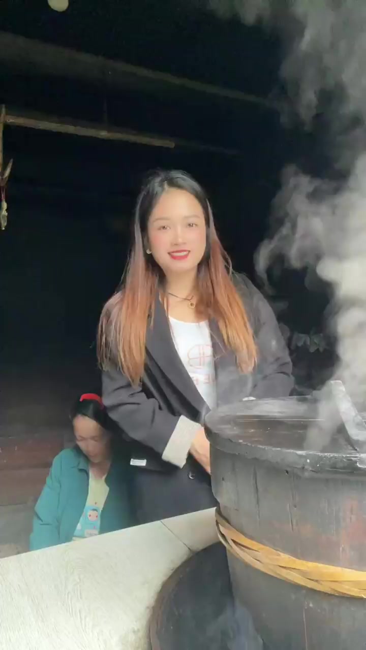 黑糯米饭煮熟了好香哦，刷到我的朋友快点来吃啦