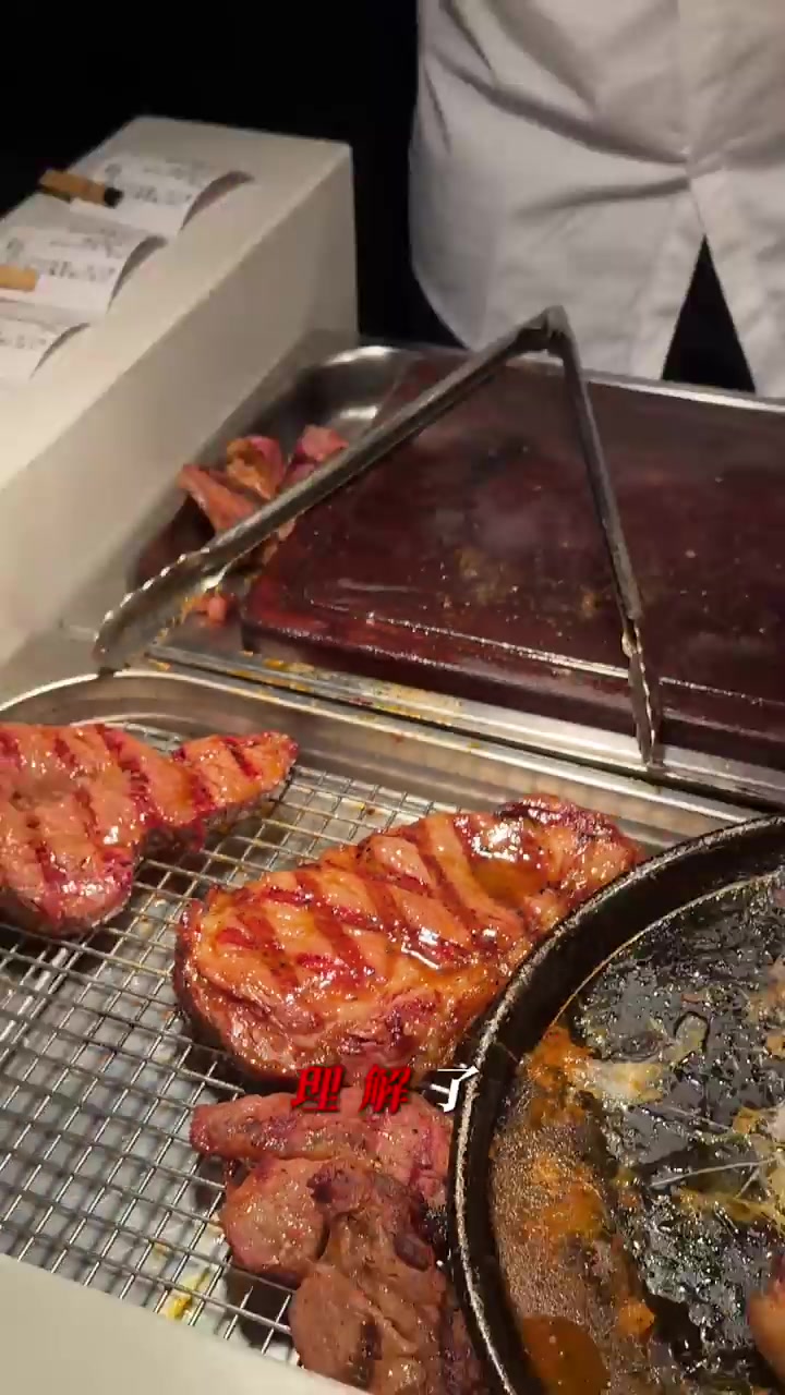 厨师展示烤牛排制作摆盘全流程细节