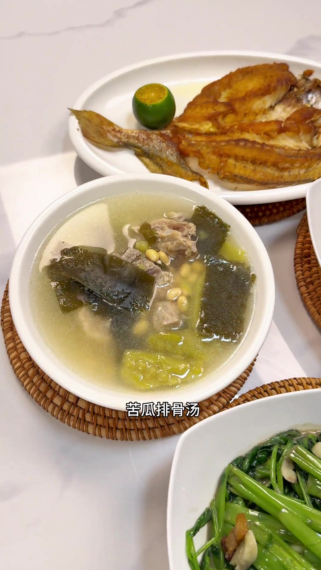 天气燥热可以试试我这个黄豆苦瓜排骨汤！喝着不苦还清热、润燥，还做了超级下饭的腐乳空心菜+香