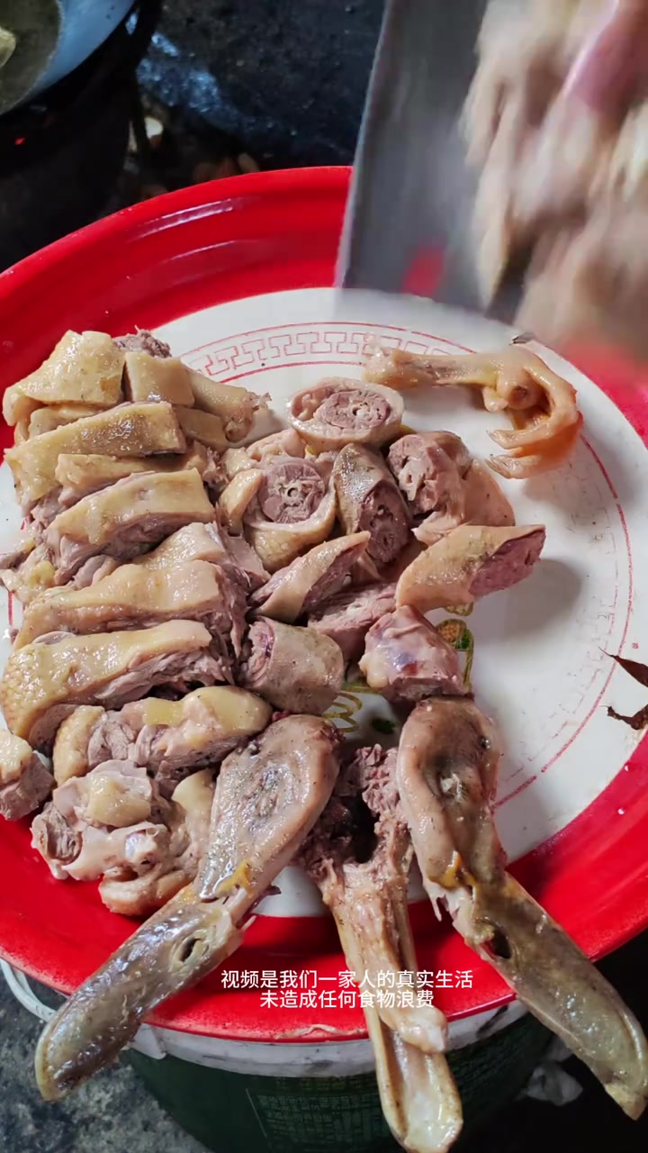 好久没吃鸭肉了，今天杀一只青头鸭做个白切鸭吃，有点肥，但是很好吃哦！粮食喂养的味道就是不一