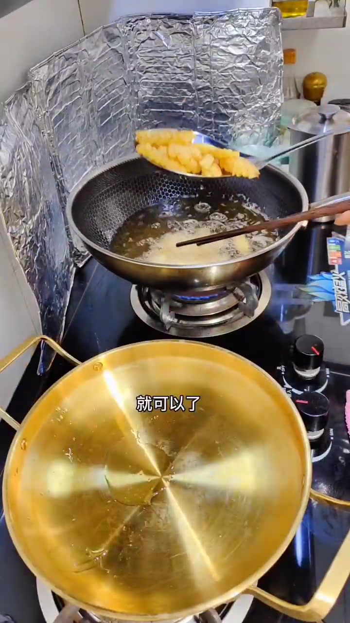 妈妈做了强子爱吃的生椰咖喱鸡虾土豆条+赤豆圆子粥