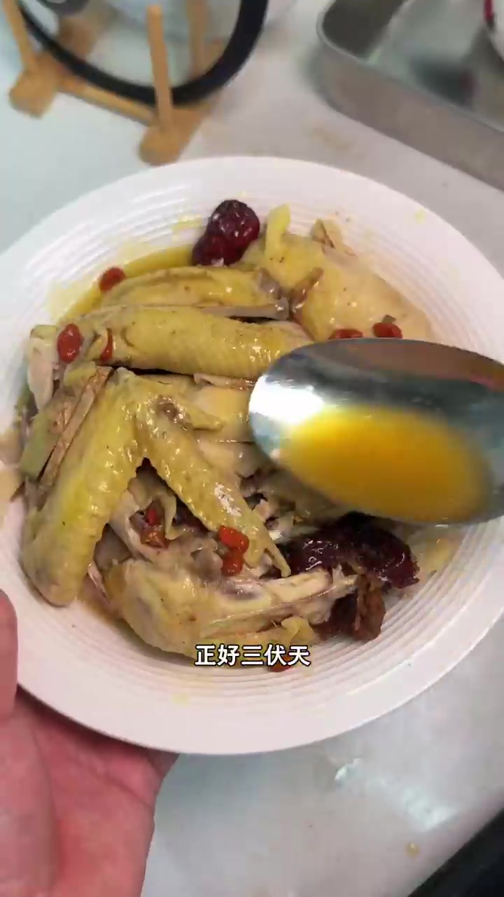 大姨妈拜访就做一只，解馋掉秤还滋补的药膳蒸鸡