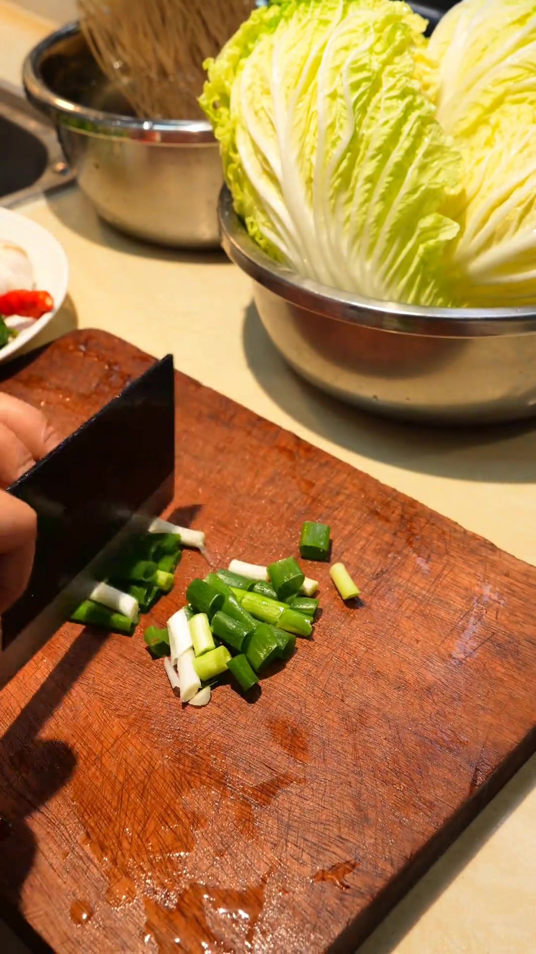 今天做猪肉白菜炖粉条，天冷吃炖菜，热乎乎吃完很舒服