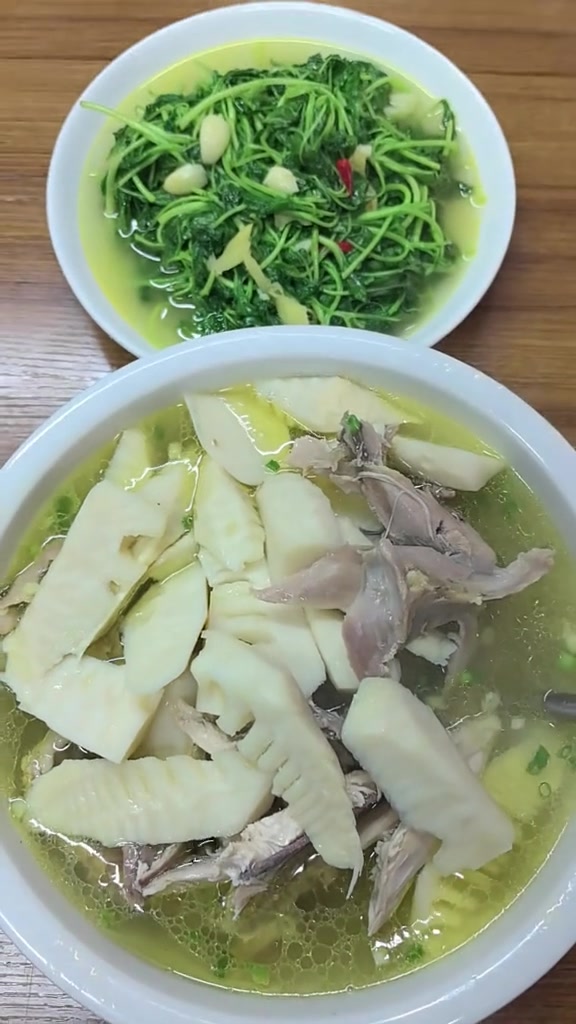 笋干炖鸡搭配清炒时蔬制作过程展示