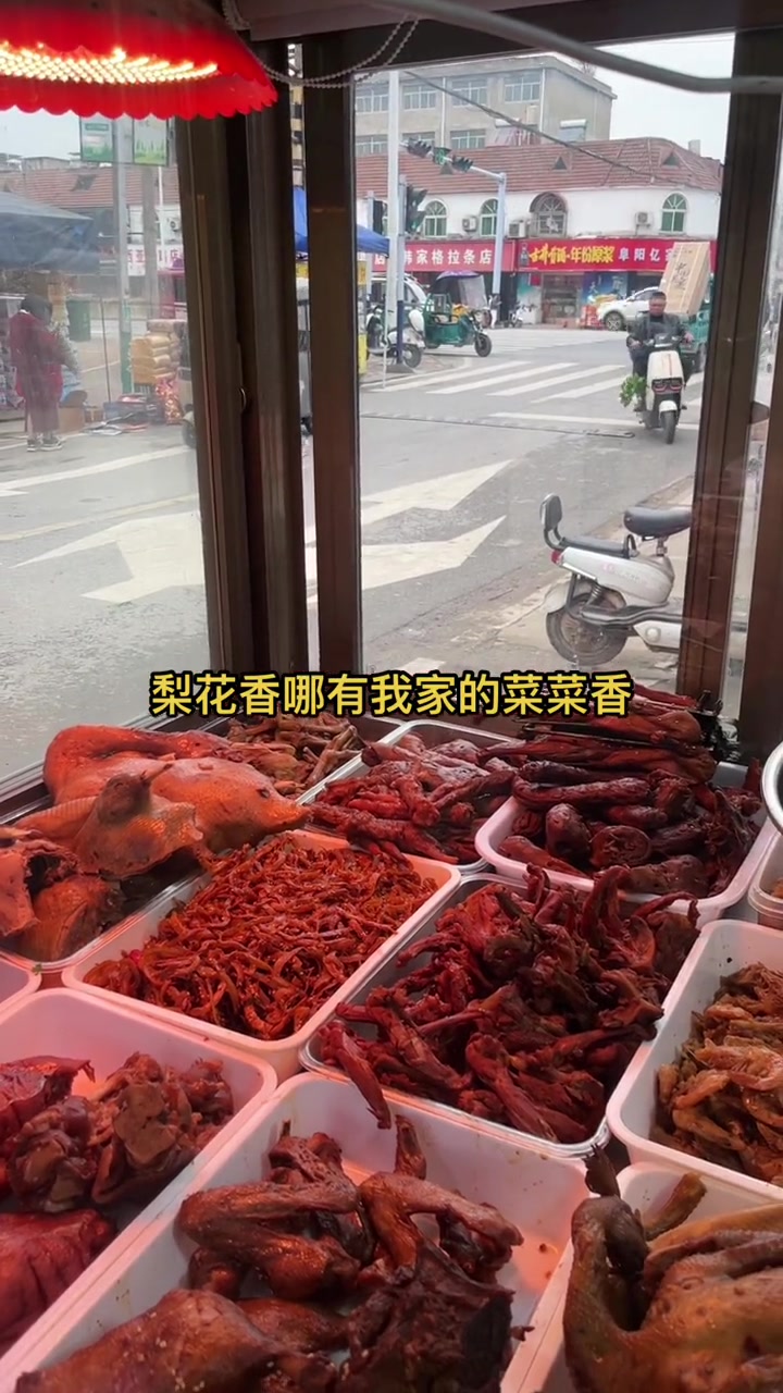 各类卤味凉拌菜展示琳琅满目的美食