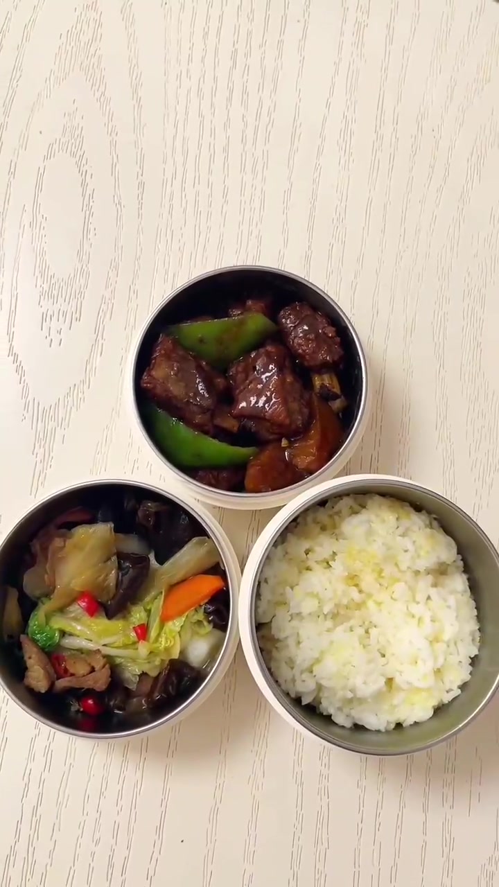 今日午餐：黄焖排骨黑白菜二米饭