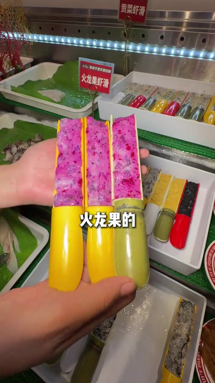 男大学生沉浸式体验九记虾滑牛肉火锅自助