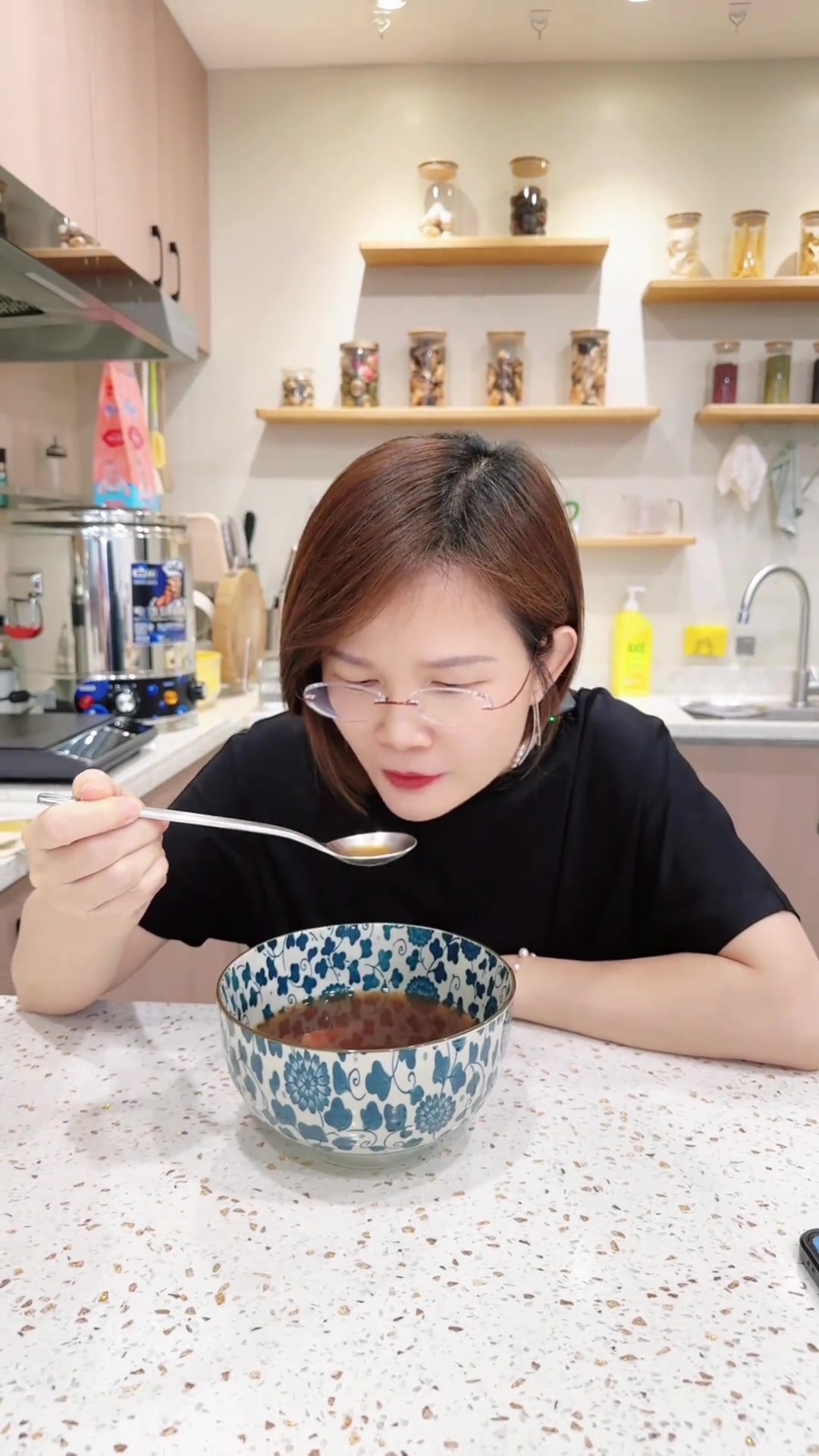 养生健康：湿热天吃热带水果，试试土茯苓汤