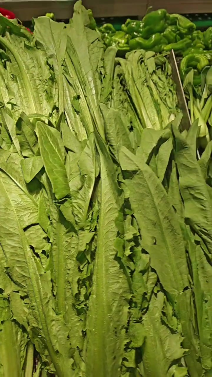 看各类新鲜蔬菜与多样美味水果展示
