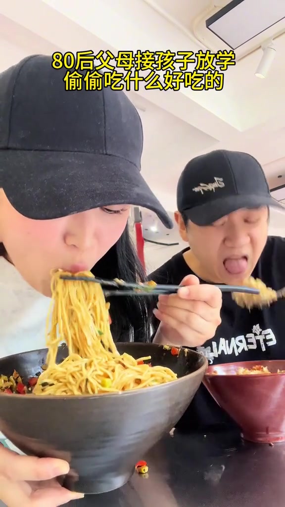 今天吃雪花牛肉干拌面，酸包菜肉泥盖码饭