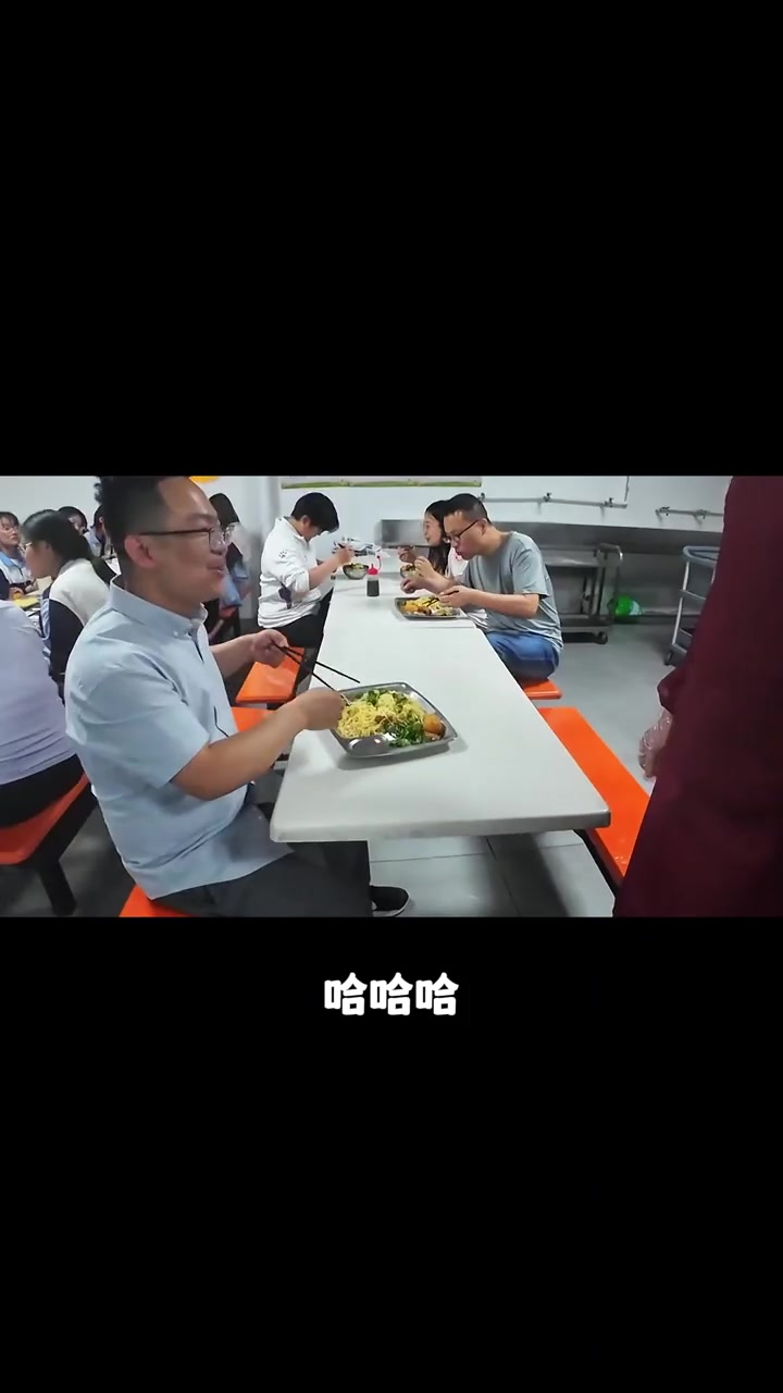 大同私立学校90后校长请学生吃方便面