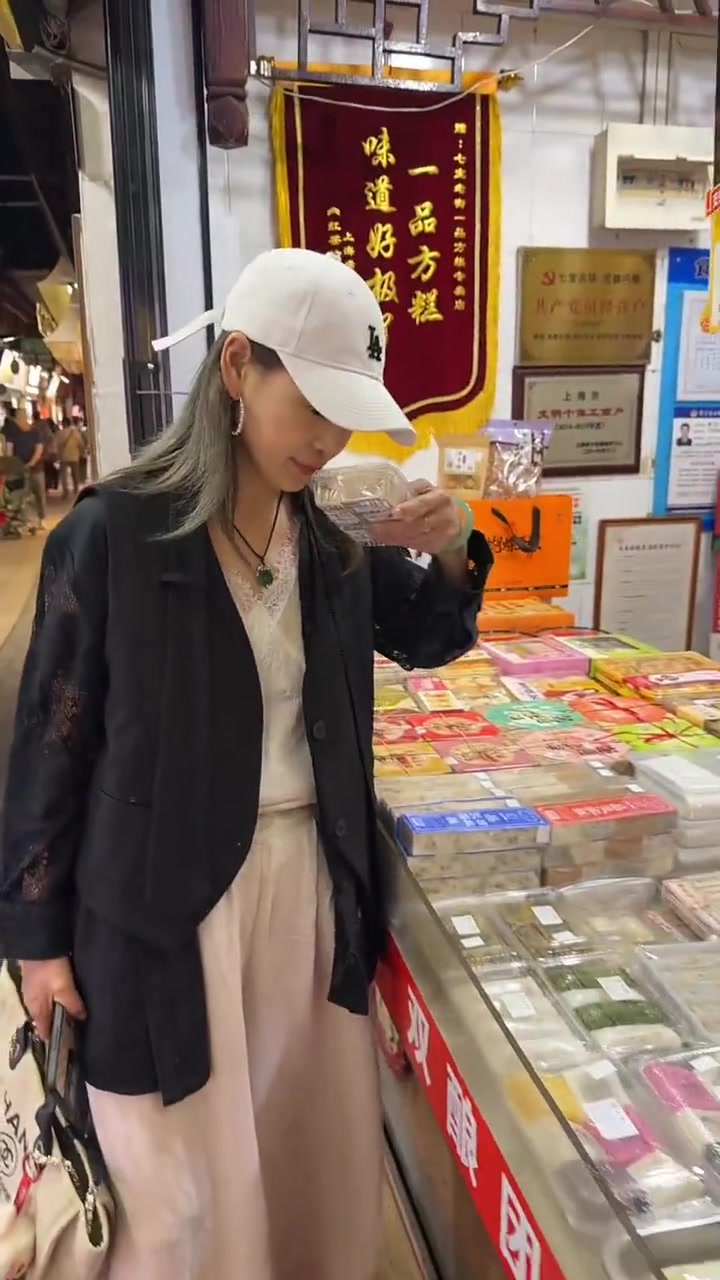 上海七宝老街的烟火气藏在美食里，刚出锅汤圆软糯海棠糕