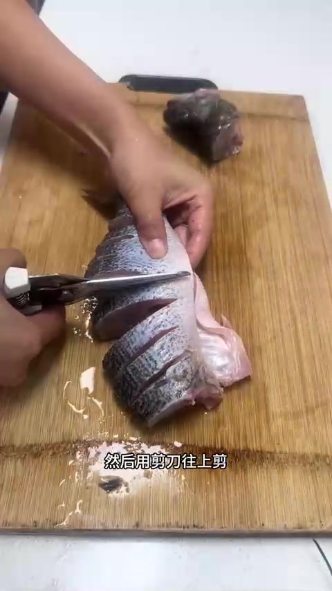 好看好吃又简单的清蒸鲈鱼，有个好听的名字叫孔雀开屏！