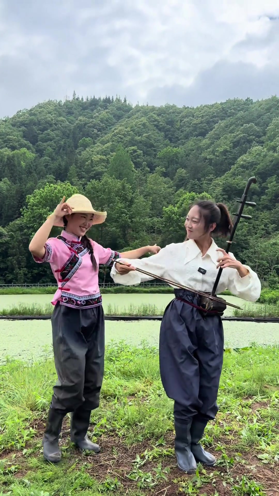 和张老师一起到石柱采摘新鲜的莼菜