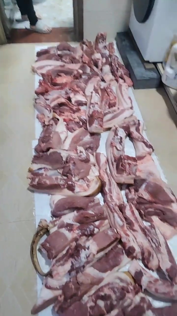 家中摆放多块分割猪肉展示新鲜食材