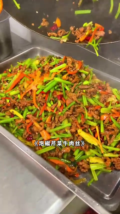 90后夫妻做食堂员工餐，六菜一汤荤素搭配，今天吃什么？