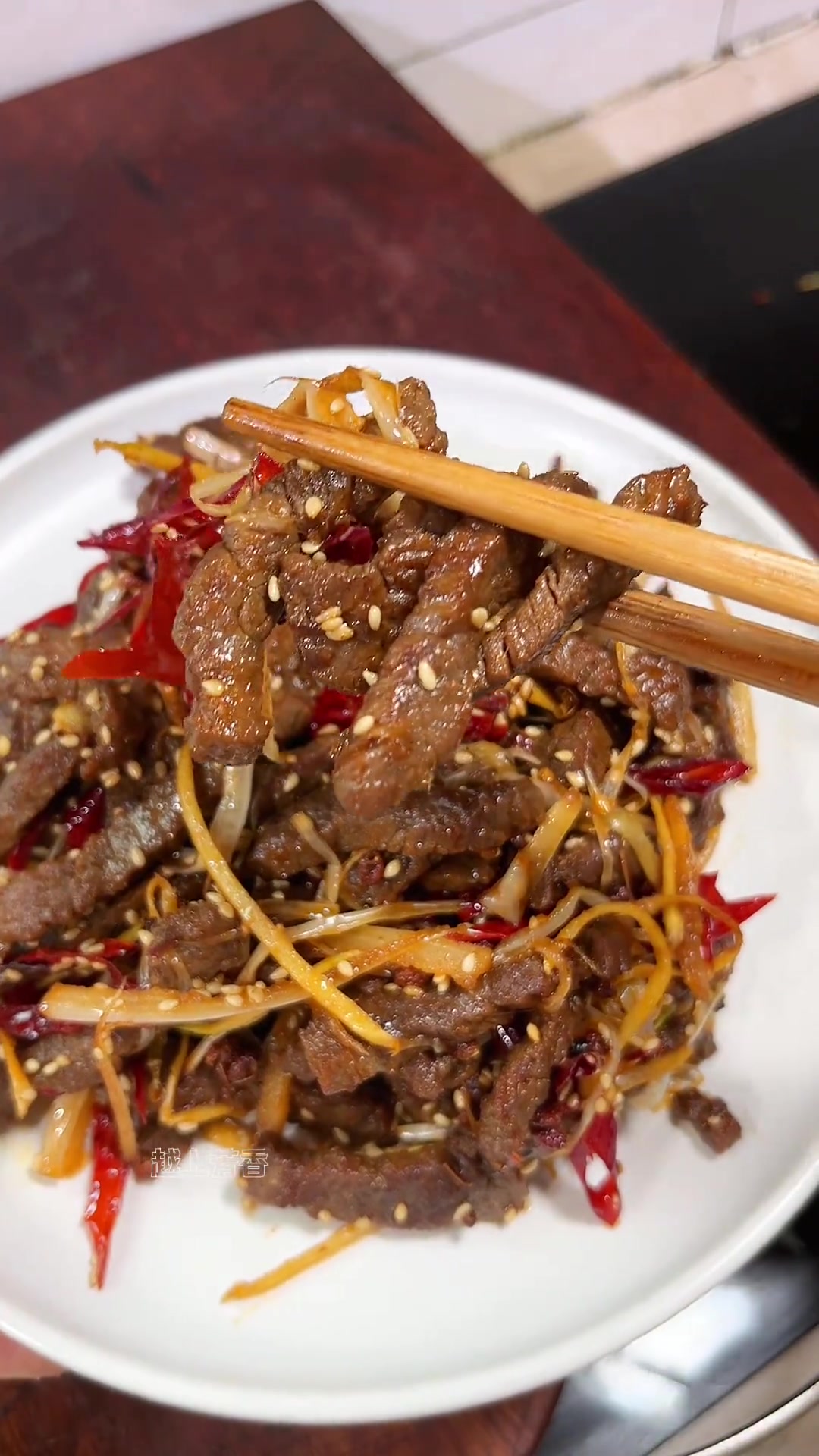 牛肉这么做太好吃了！一口会被香迷糊的干煸牛肉，做法简单，干香入味，下饭下酒一绝！#干煸牛肉