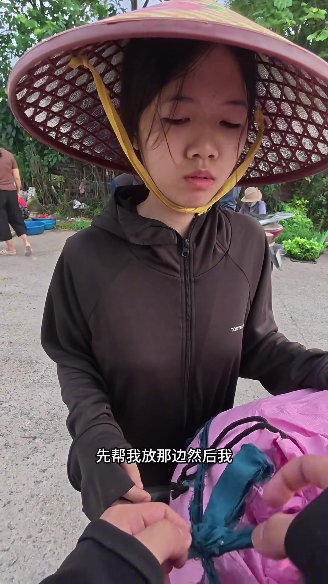 越南农村菜市场摆摊卖衣服，体验与收益如何？