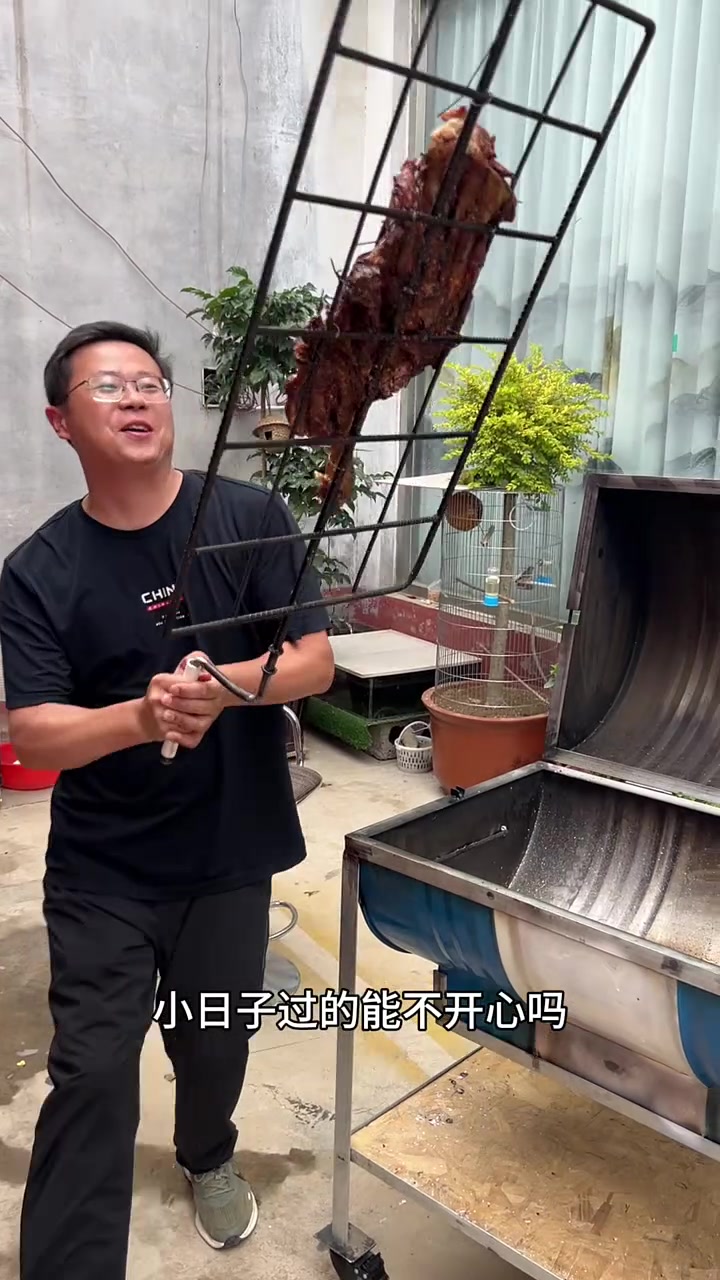 50块钱的废油桶硬是改成了价值千元的烧烤炉，这以后在小院里烤全羊，全家其乐融融，太给力了 