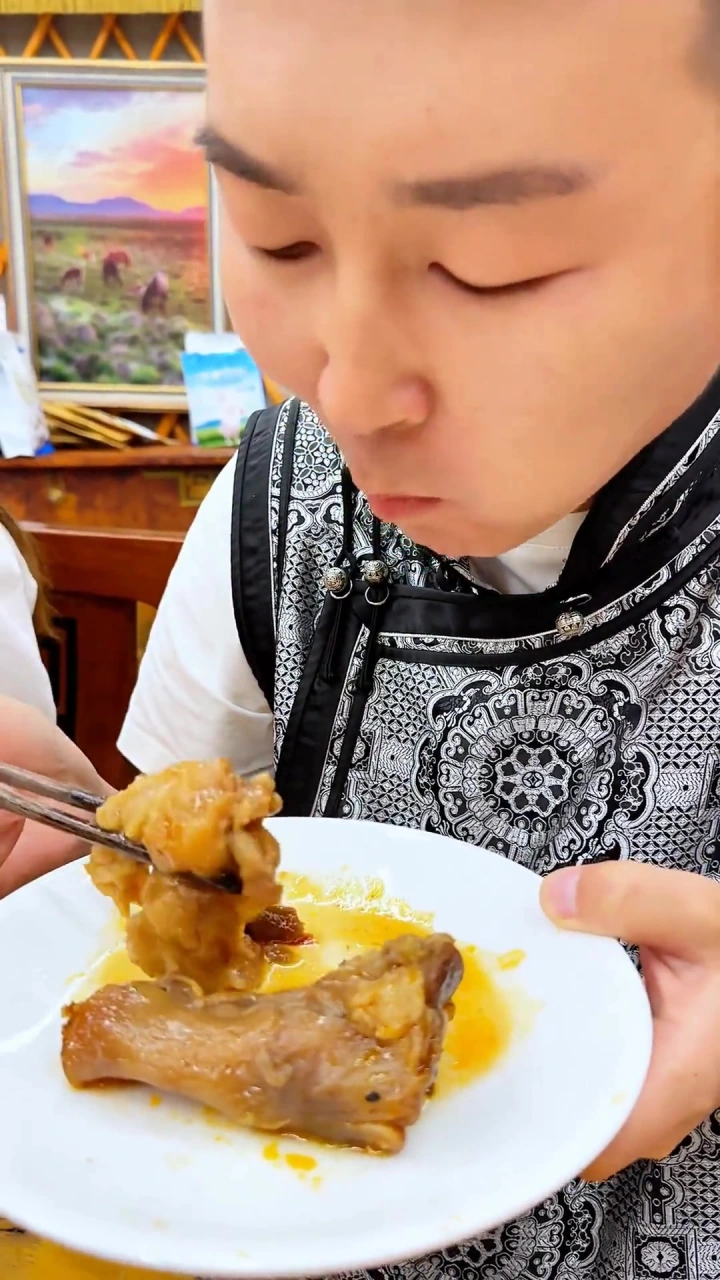 视频都传到国外了，三姐夫还没给我做麻辣版肚包肉