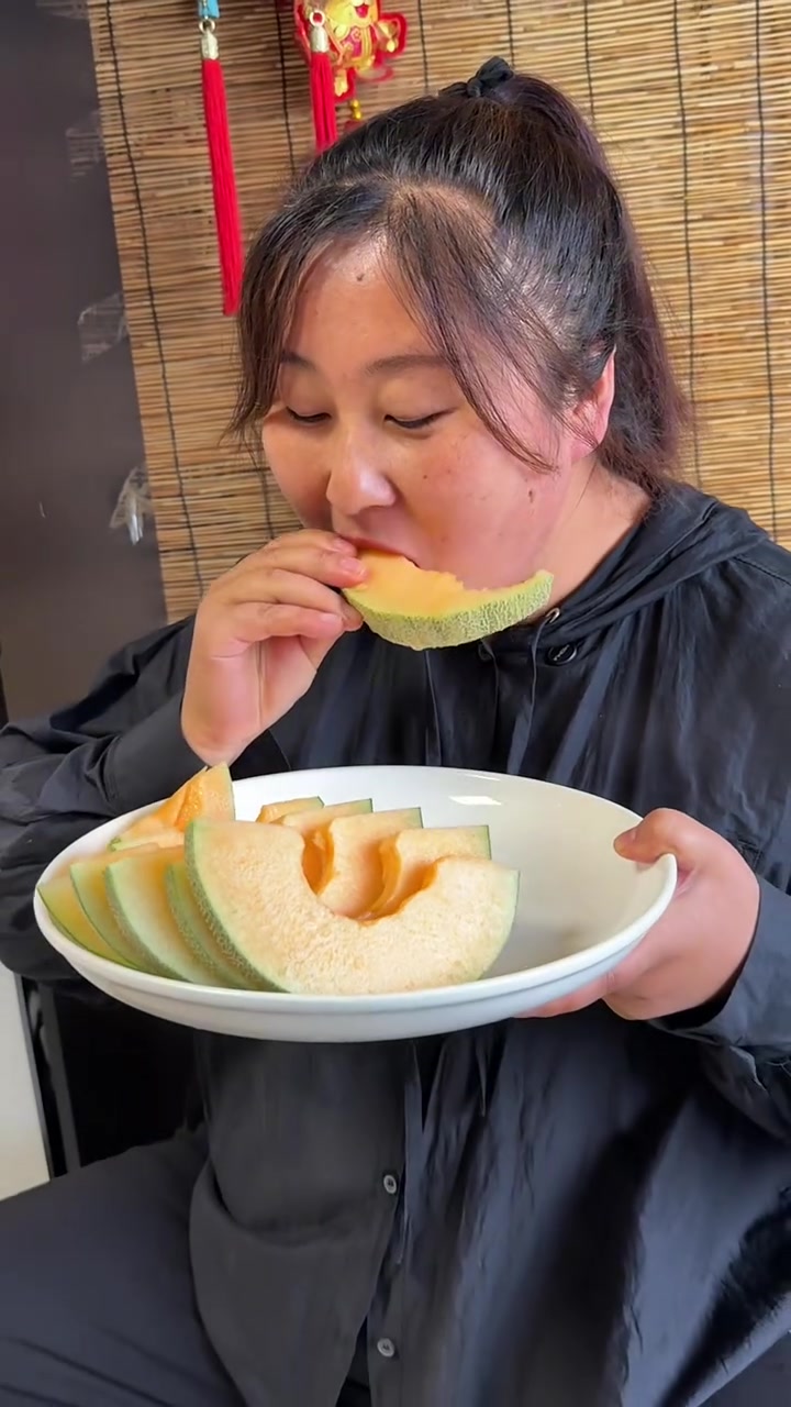 一桌饭菜一群亲人，承蒙各位帮扶感恩所有相助