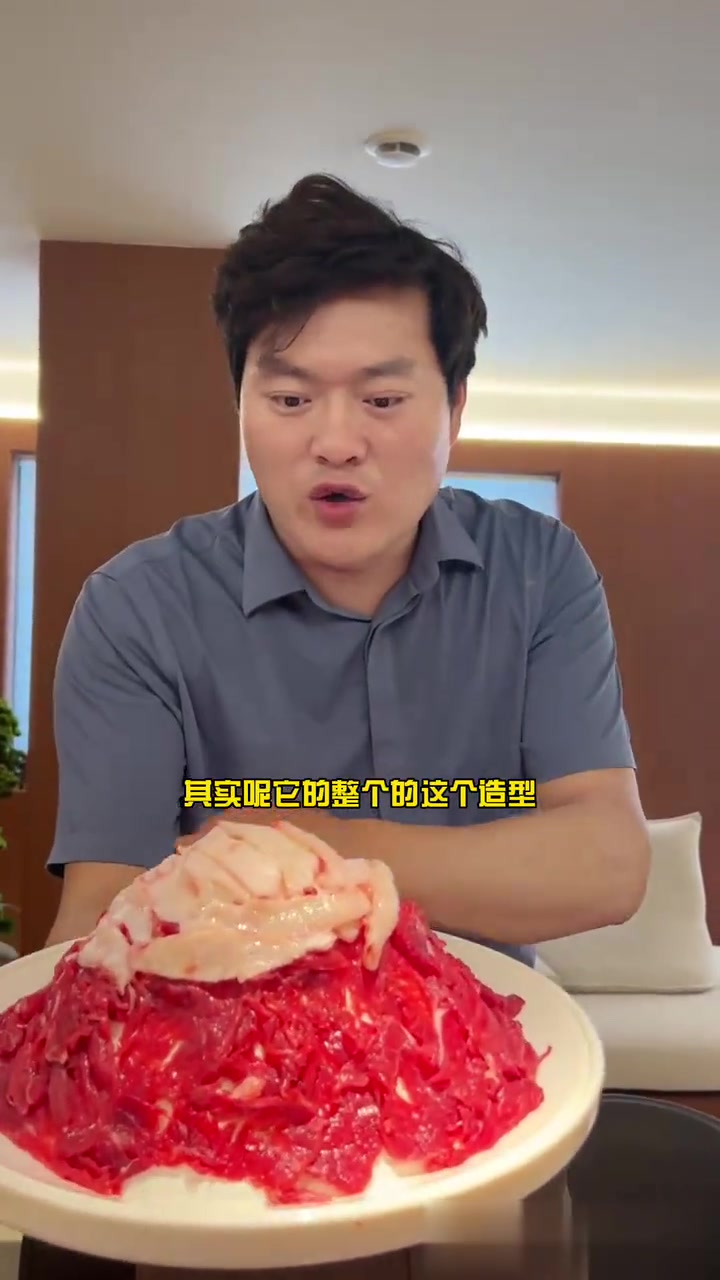 牛肉火锅靠道具堆肉成山，打卡量暴增