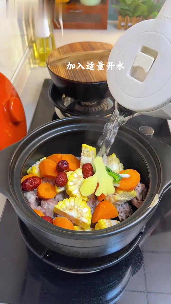 每周给孩子煲山药玉米排骨汤，汤鲜营养