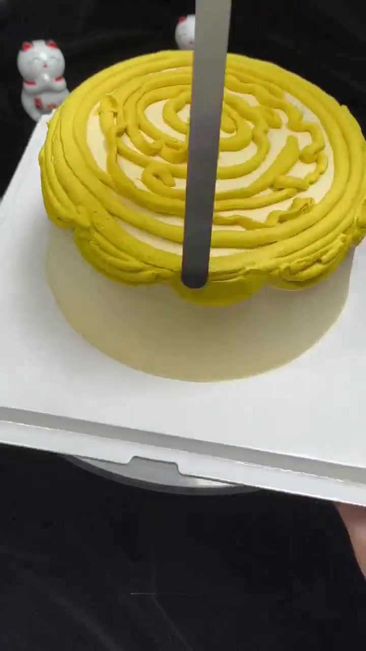 手工制作星星人宝宝生日蛋糕的抹面步骤