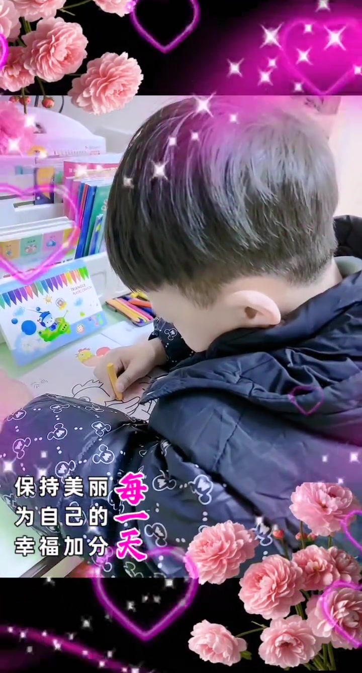 萌娃展示涂色画作认真填色趣味日常