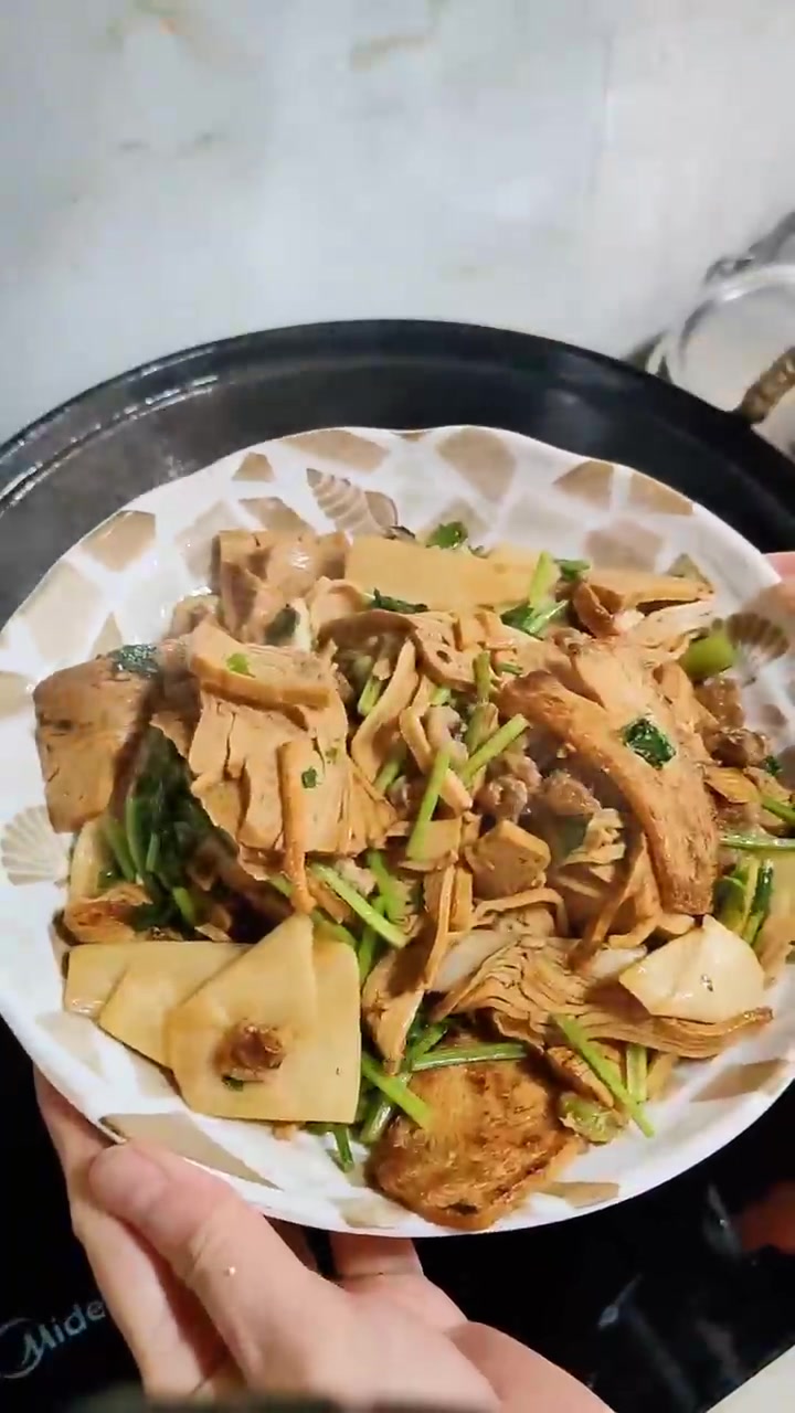和爸爸的午餐：豆腐汤、香干。爸爸买包子吃