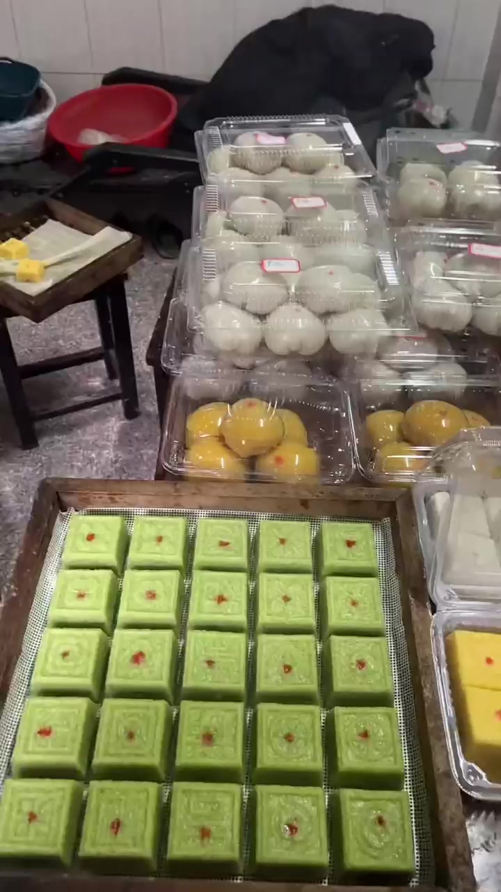 各式精致中式糕点整齐陈列精彩展示