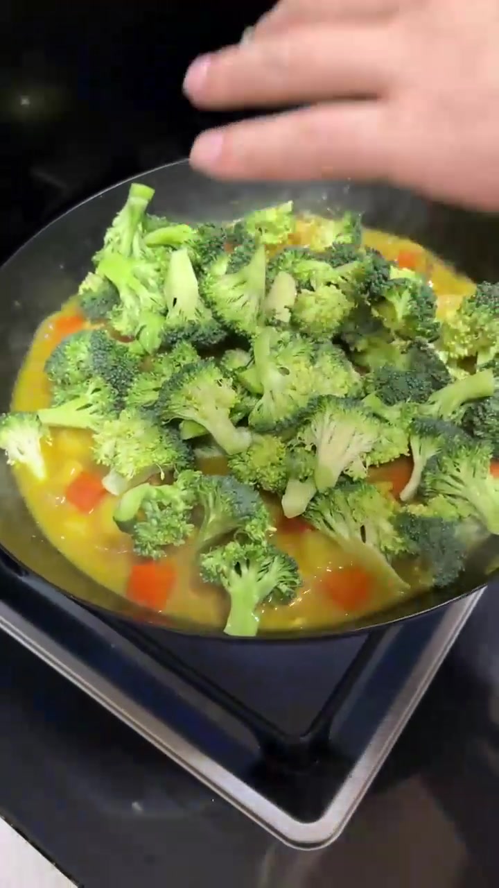 陈图很爱吃的咖喱鸡腿饭，椰香香味十足，跟着视频做起来和西餐厅